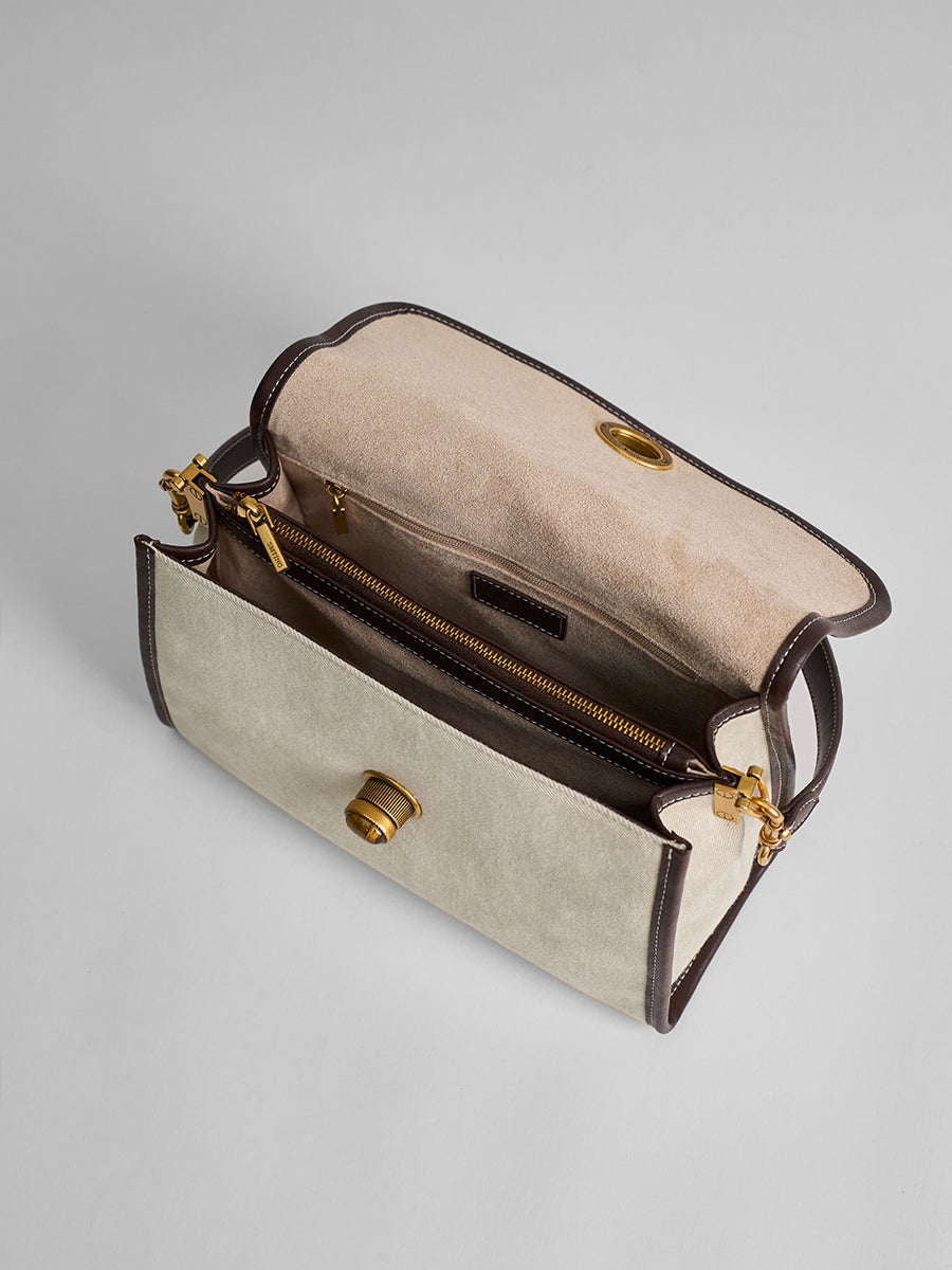 The new single-shoulder bag is versatile