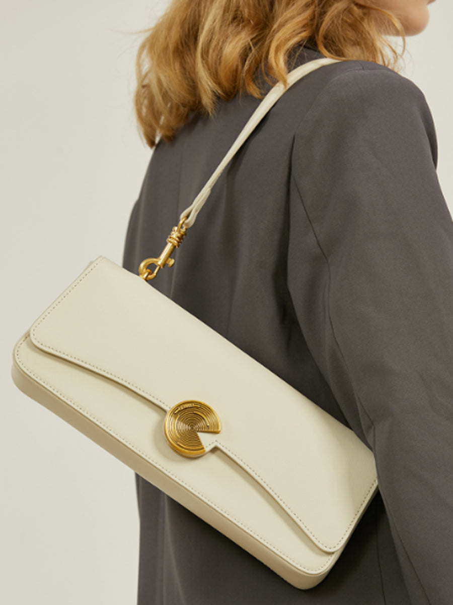 Classic and retro underarm bag baguette bag