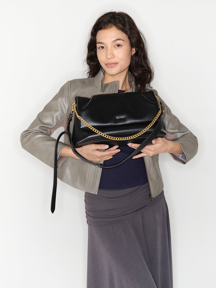 Delicate and luxurious underarm bag