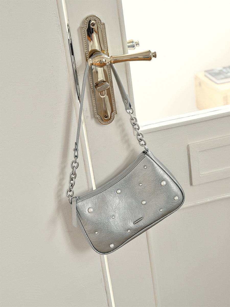 New underarm bag with a sense of desig
