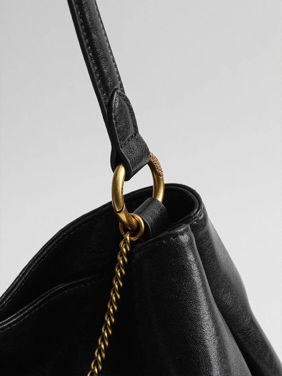 Large-capacity commuter tote bag