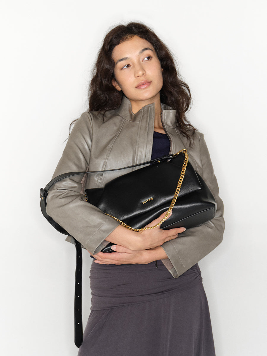 Delicate and luxurious underarm bag