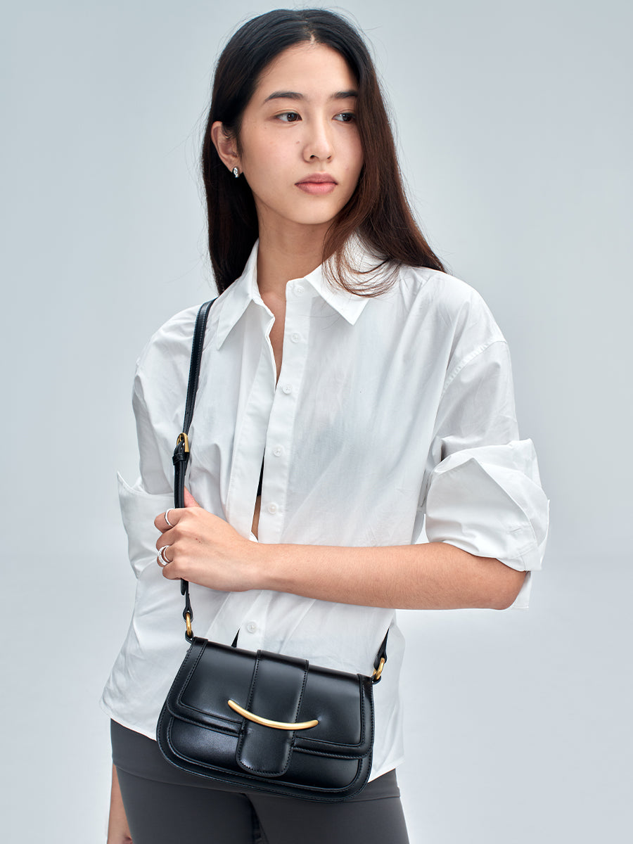 Wavy and fashionable saddle bag