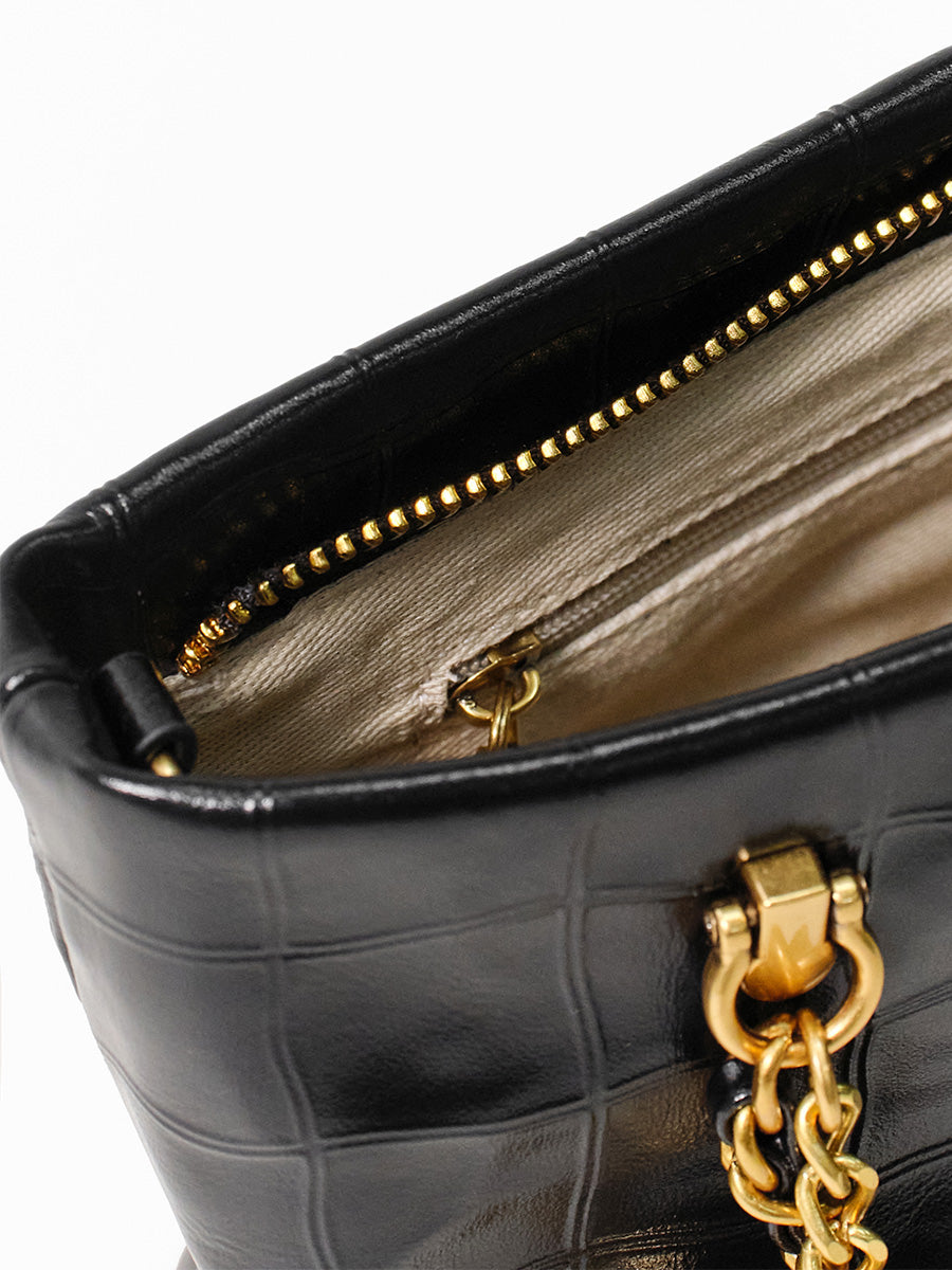 Luxurious and textured chain handbag