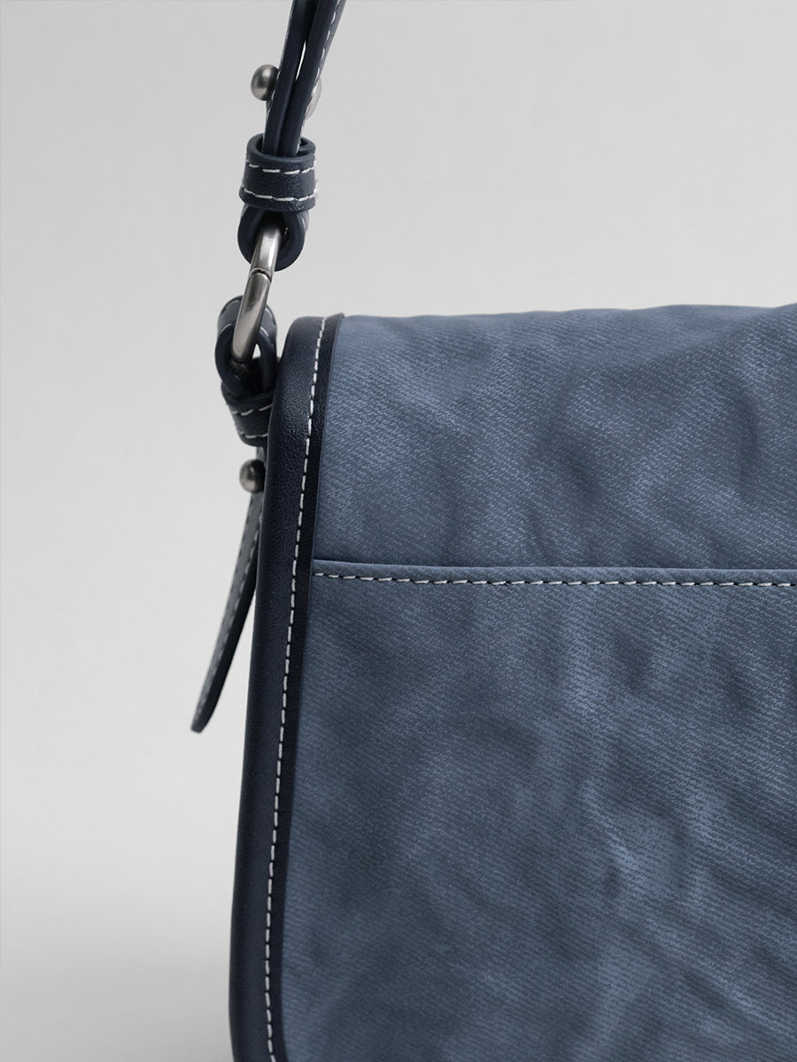 Luxurious and versatile underarm bag
