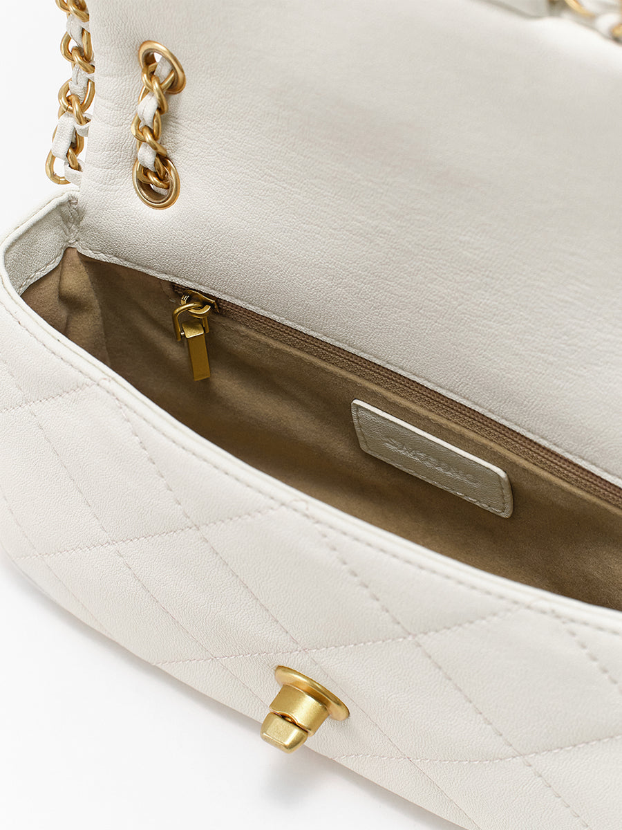 Classic chain bag with a stylish design