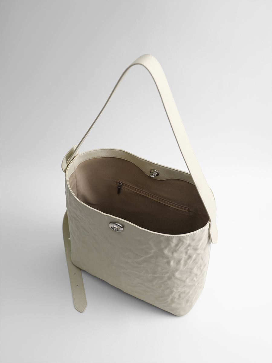 Sneaky design bucket bag