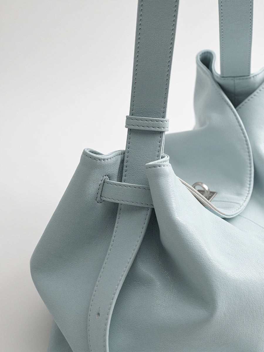 Large-capacity commuter tote bag