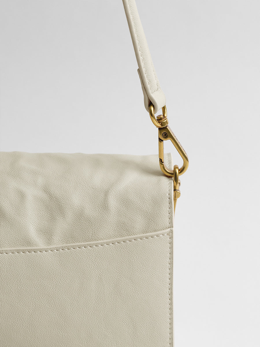 Shoulder bag under the armpit