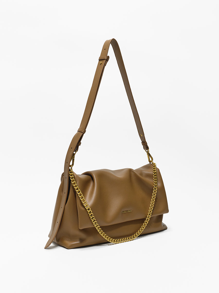 Delicate and luxurious underarm bag