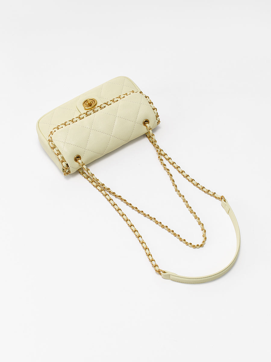 Classic chain bag with a stylish design