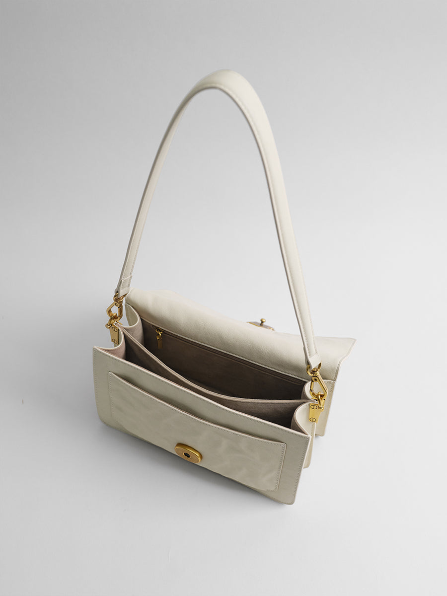 Shoulder bag under the armpit