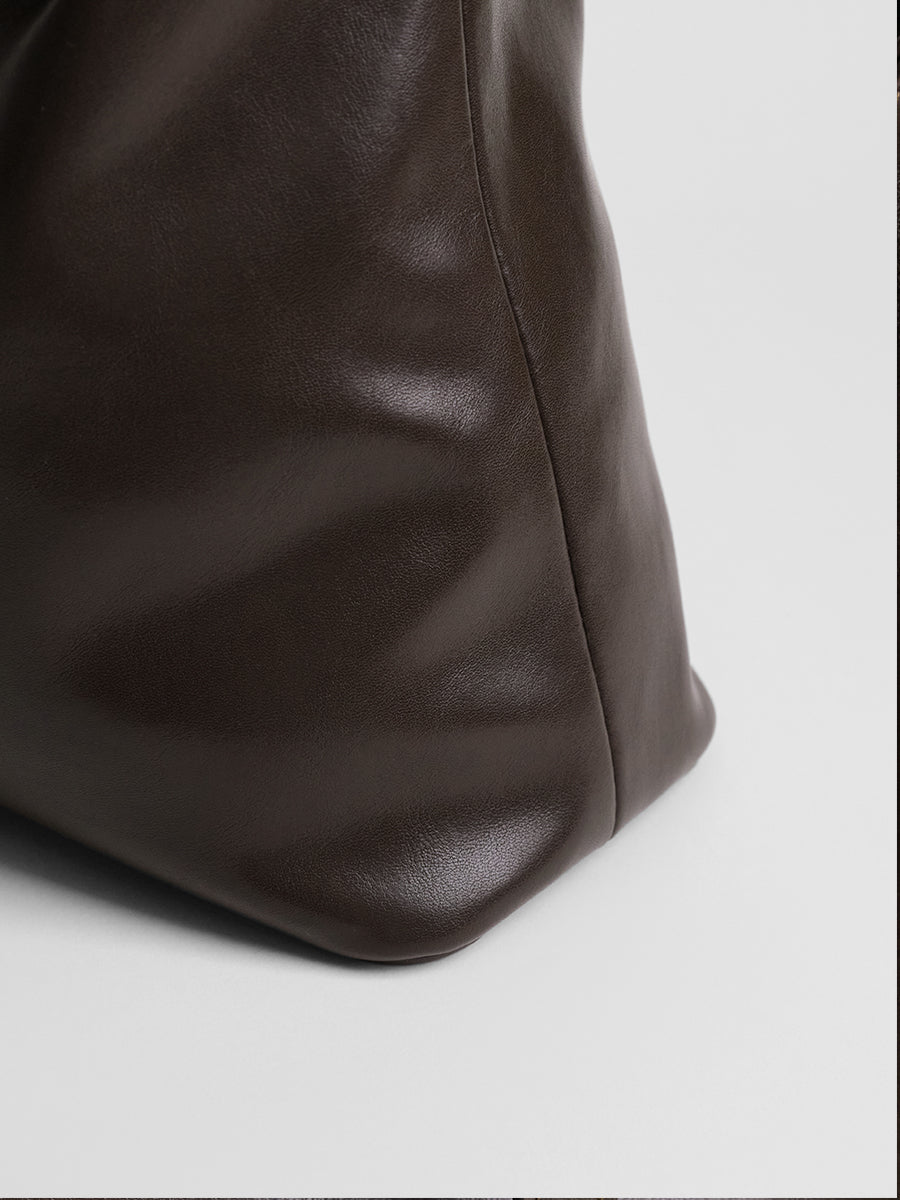 Large-capacity tote bag