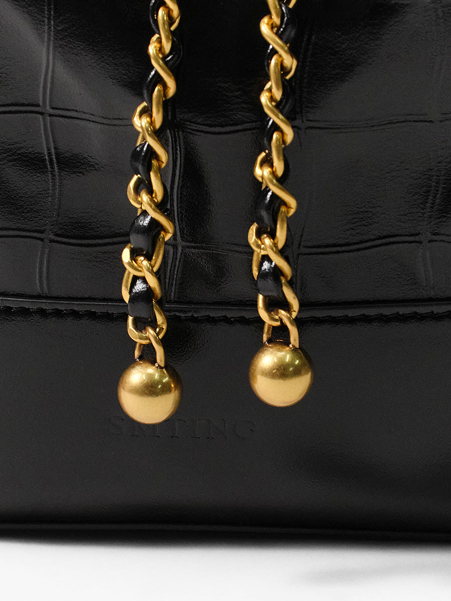 Elegant and exquisite bucket bag