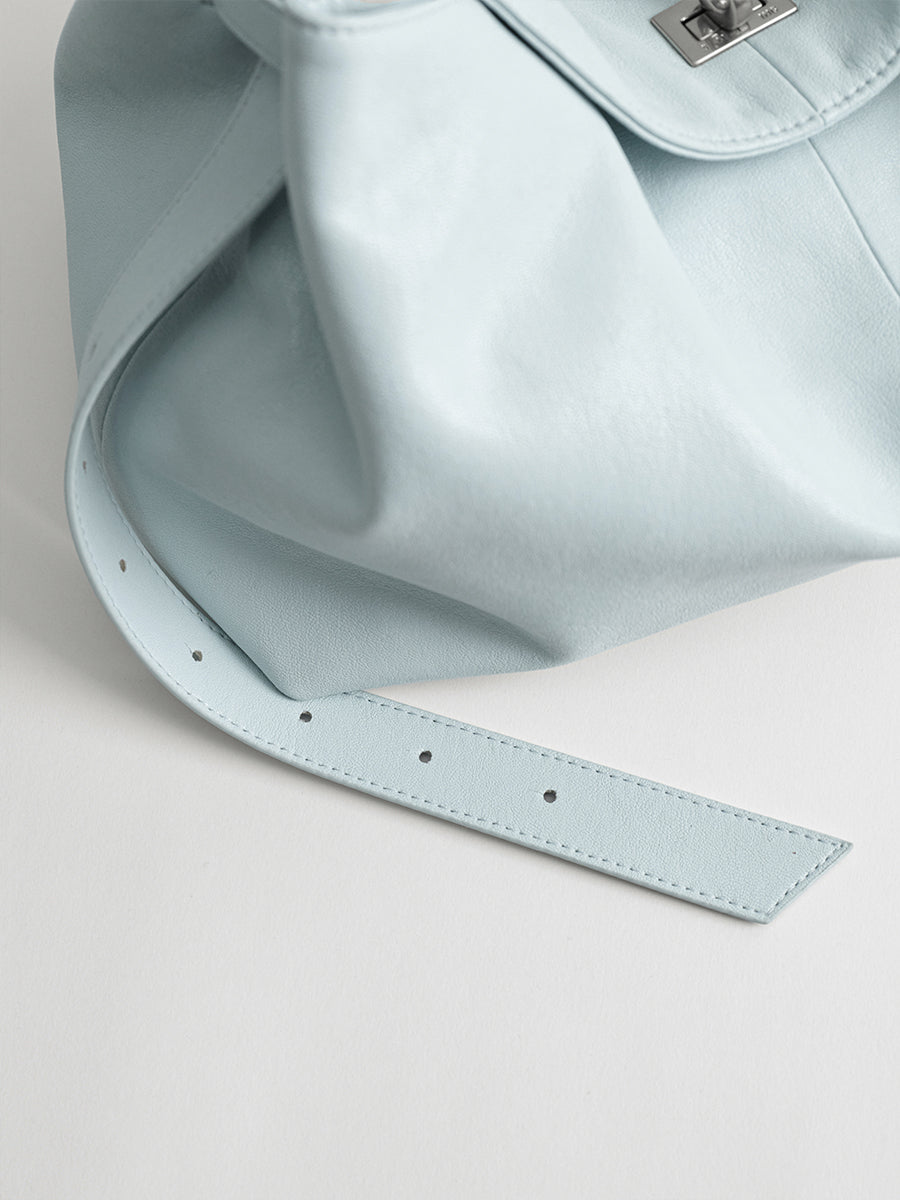Large-capacity commuter tote bag