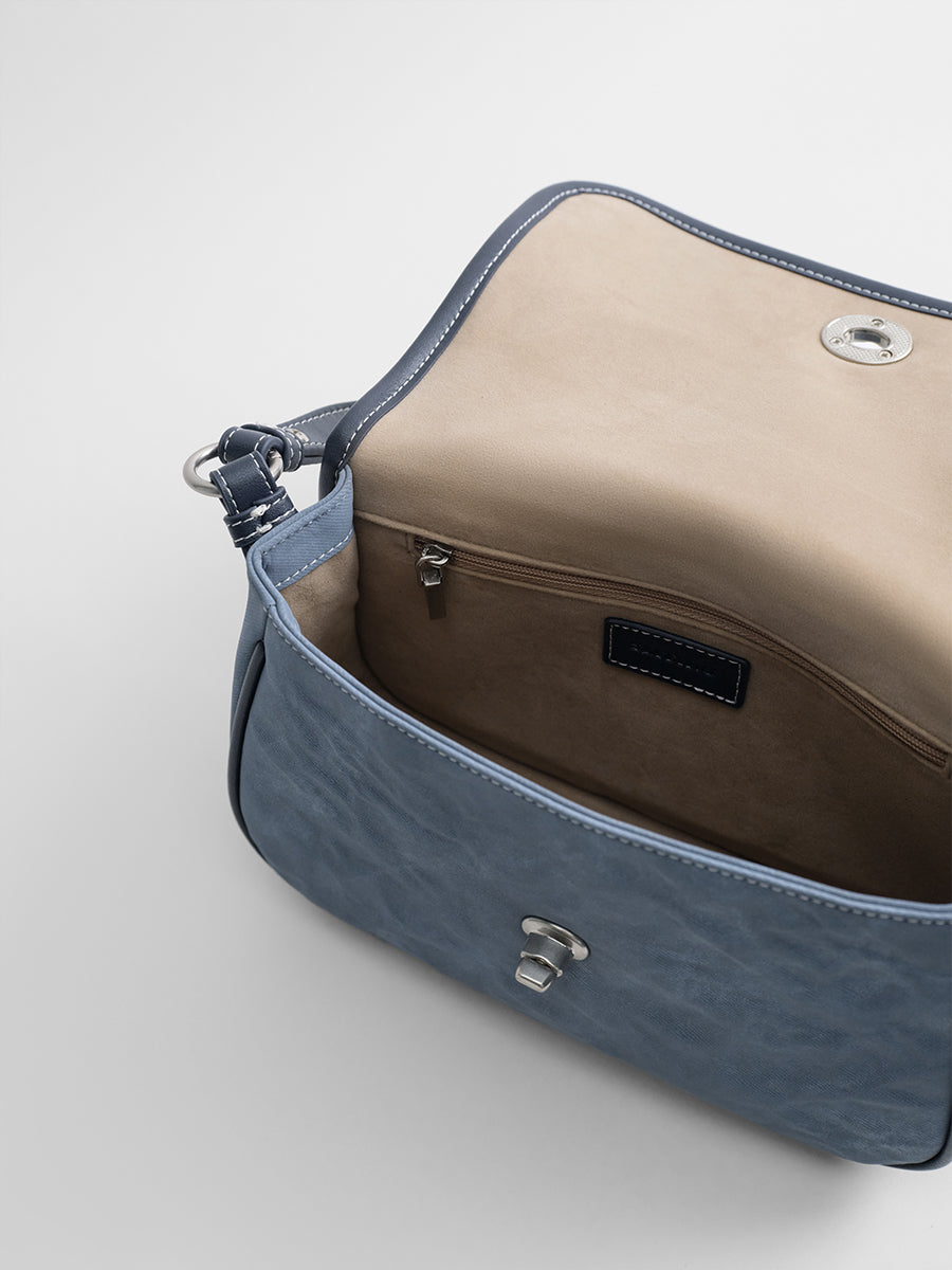 Luxurious and versatile underarm bag