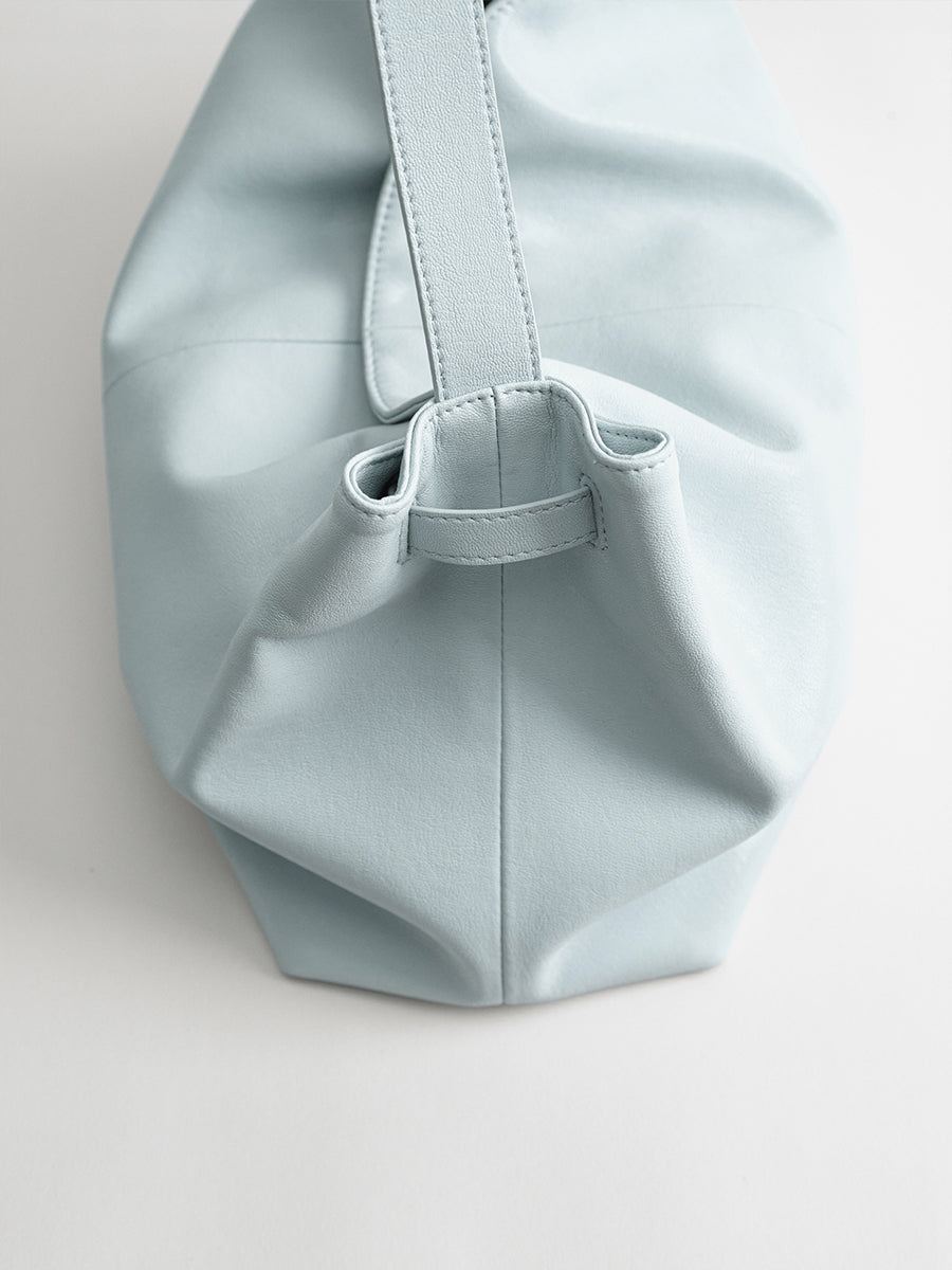 Large-capacity commuter tote bag
