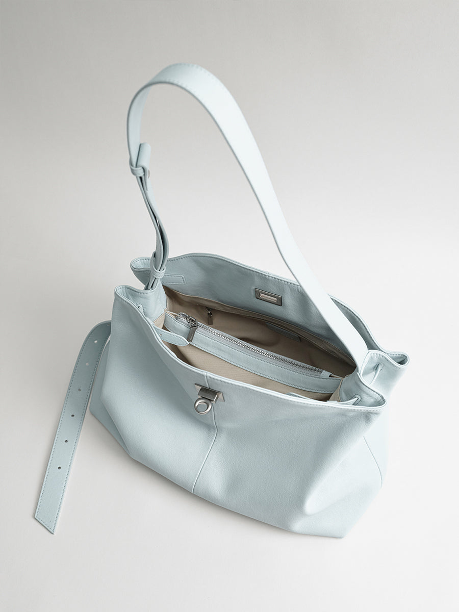Large-capacity commuter tote bag