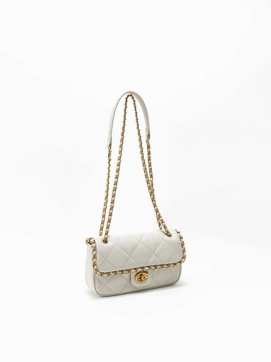 Classic chain bag with a stylish design