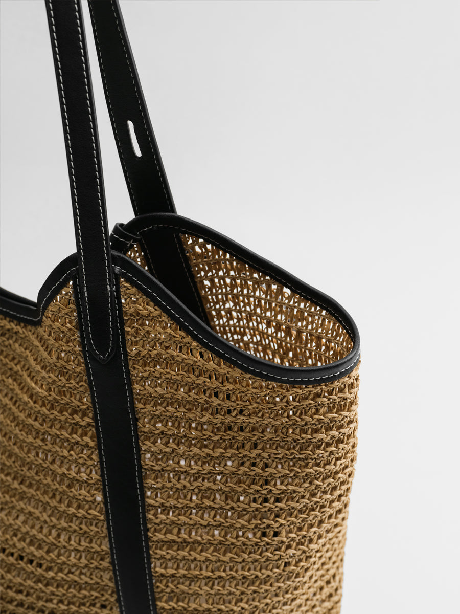 Relaxed vacation-style woven bag