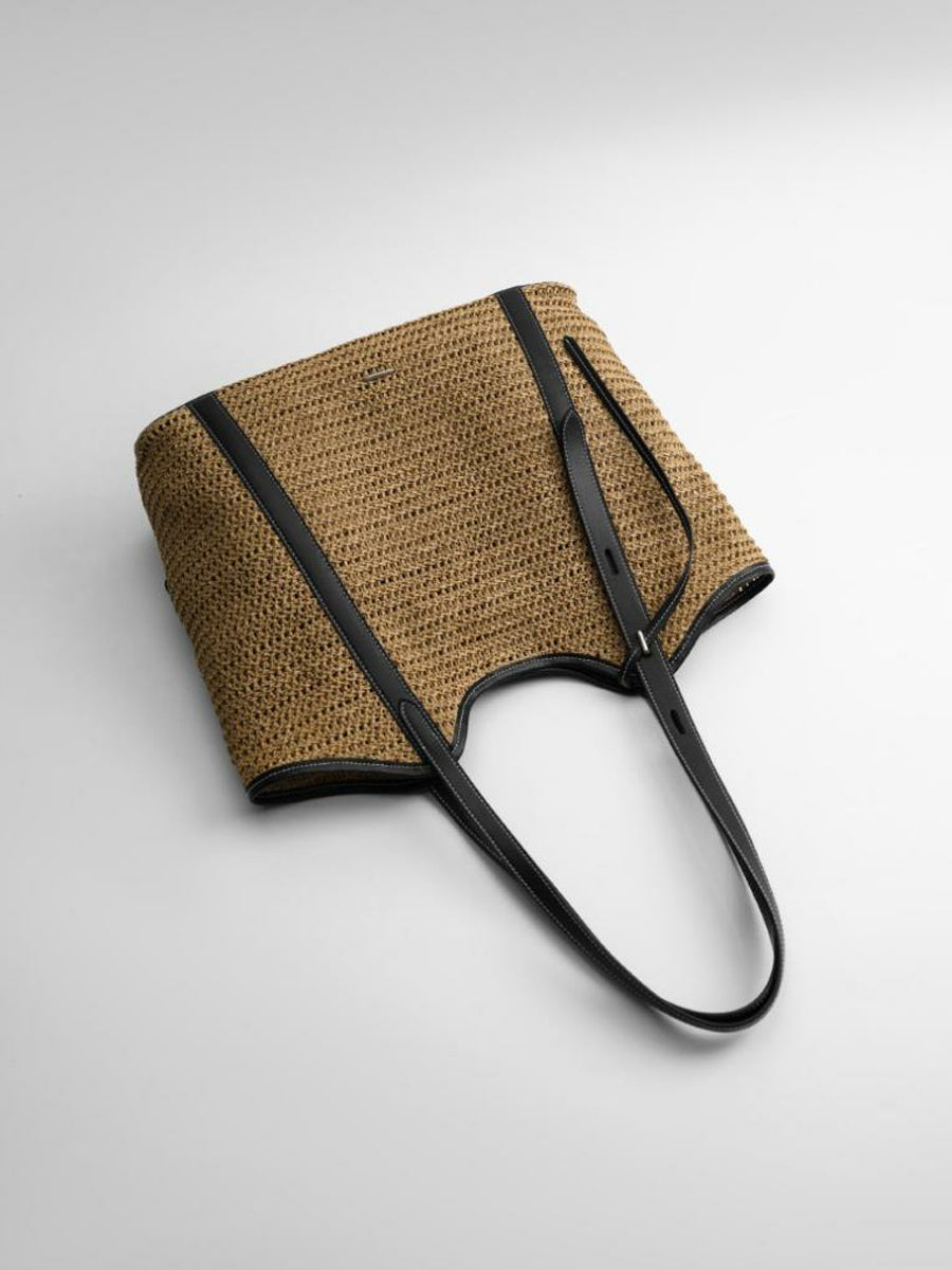 Relaxed vacation-style woven bag