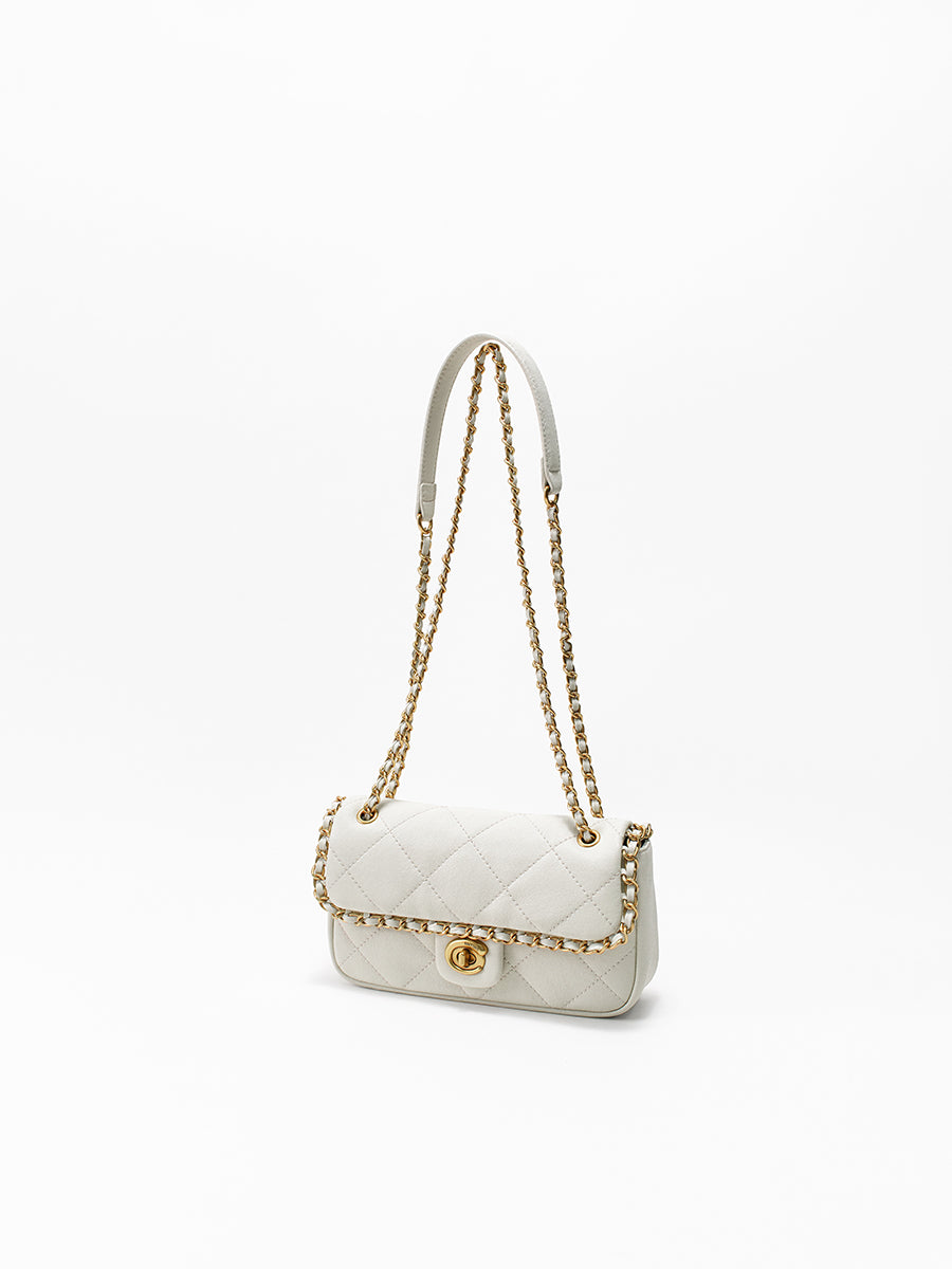 Classic chain bag with a stylish design