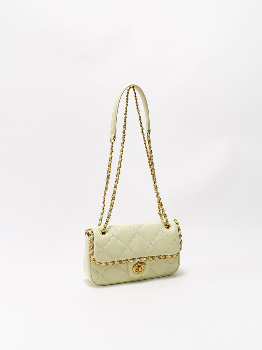Classic chain bag with a stylish design