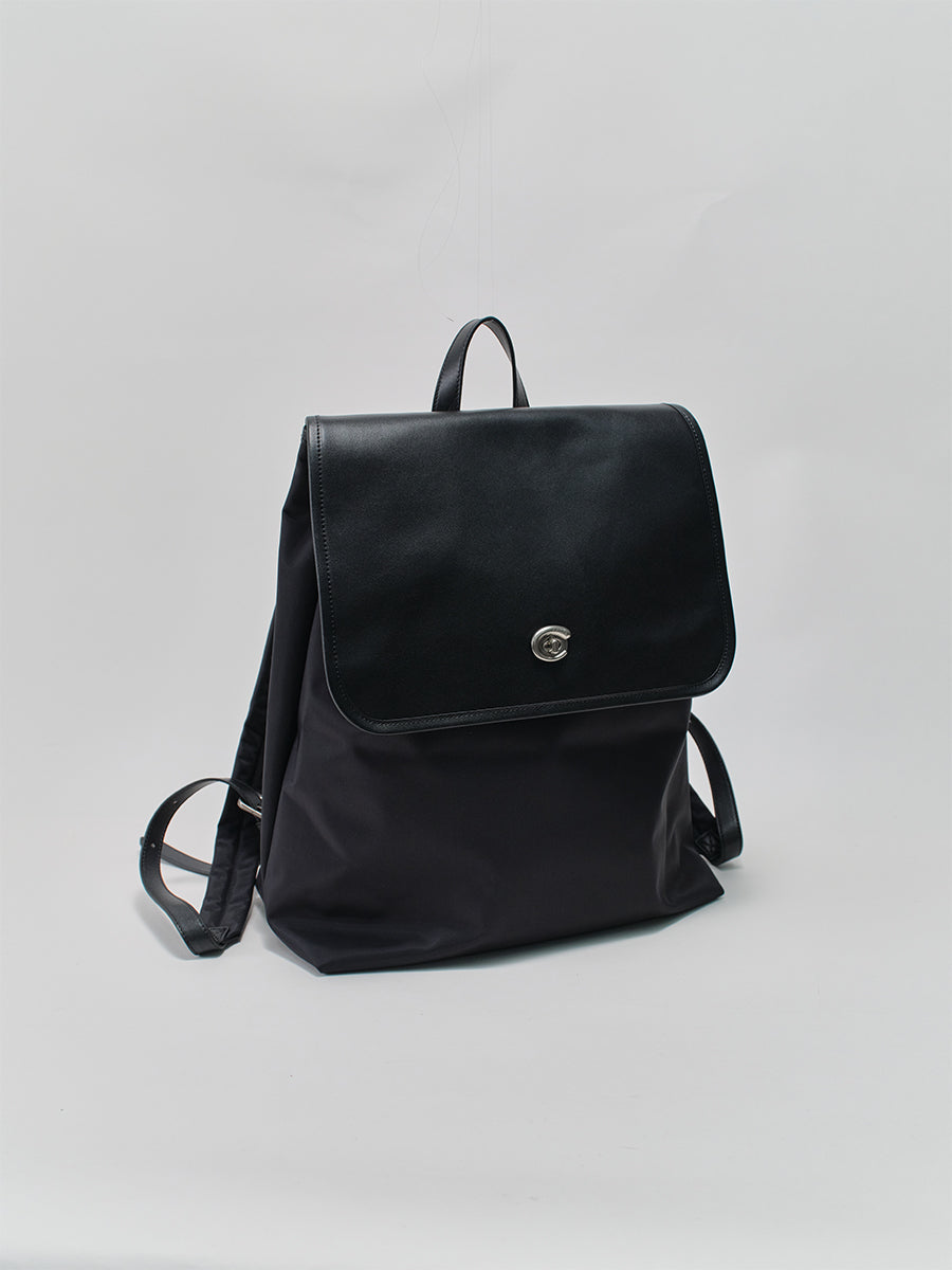 Large-capacity commuter backpack