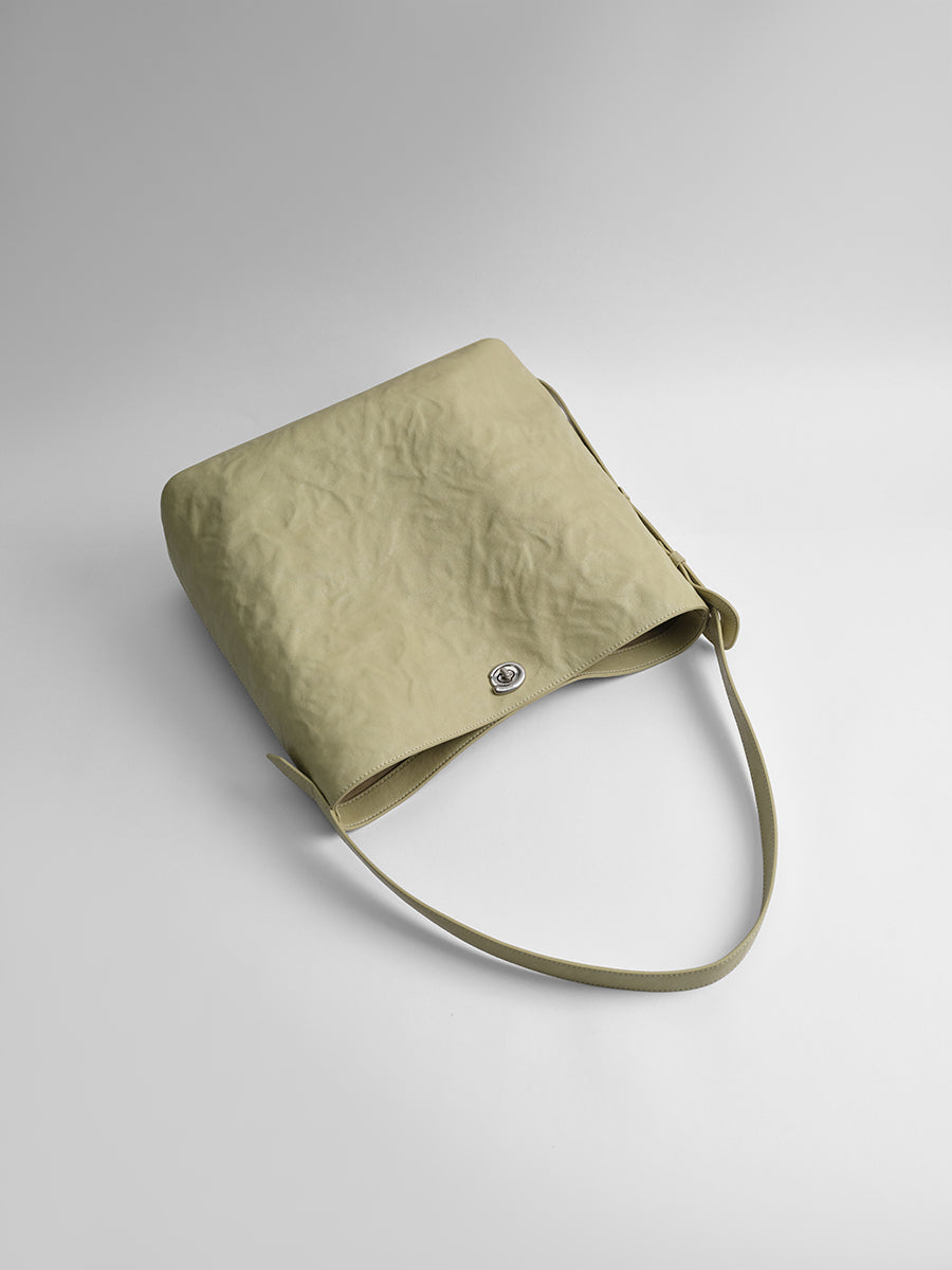 Sneaky design bucket bag