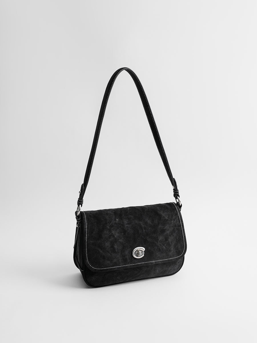 Luxurious and versatile underarm bag