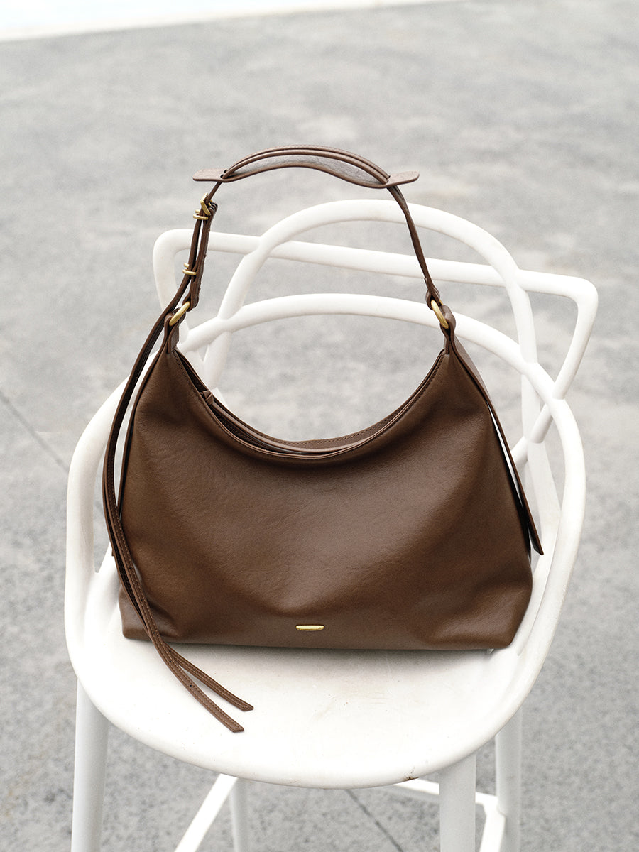 Fashionable minimalist low-key hobo bag