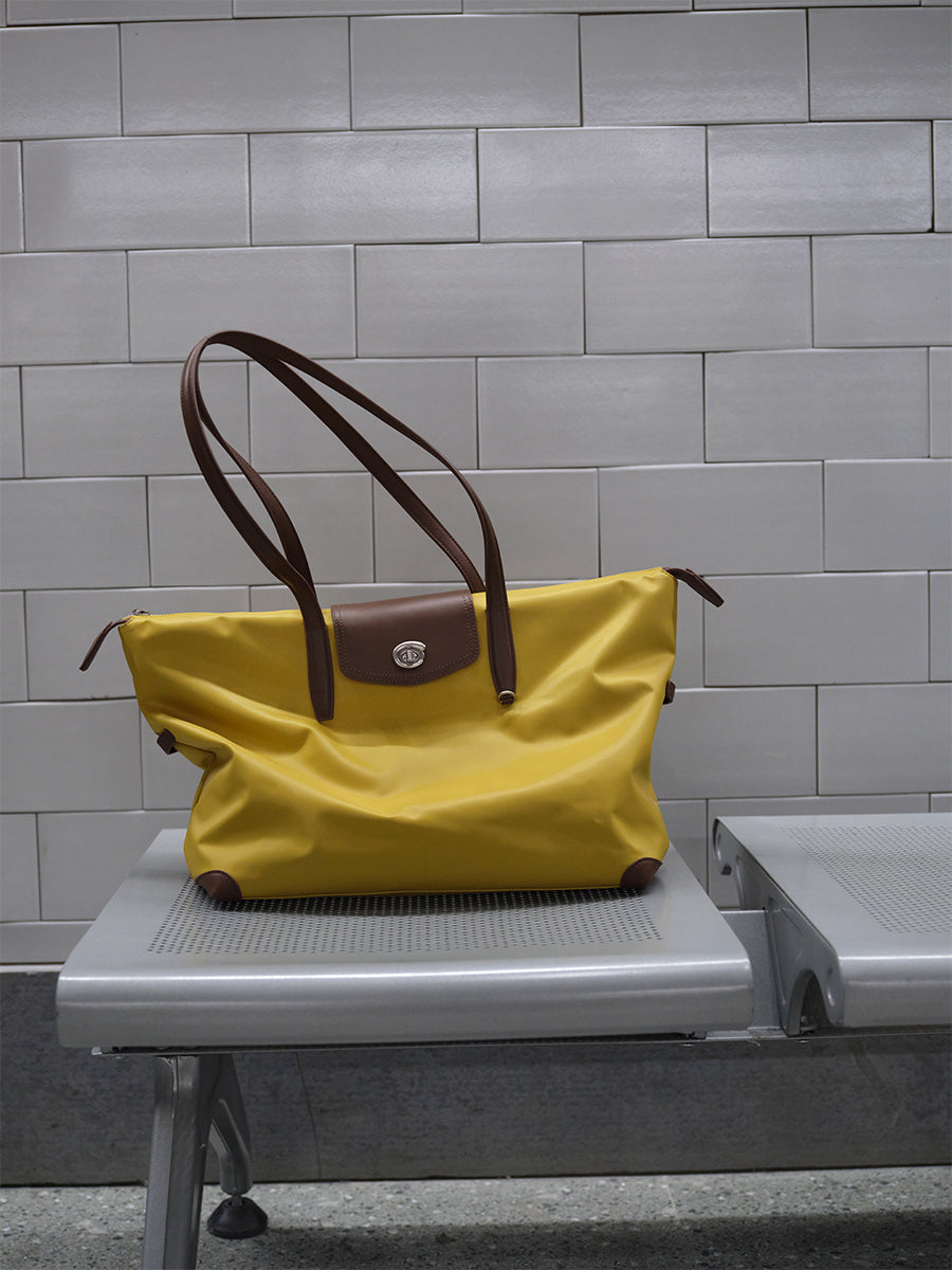 Large-capacity commuter tote bag