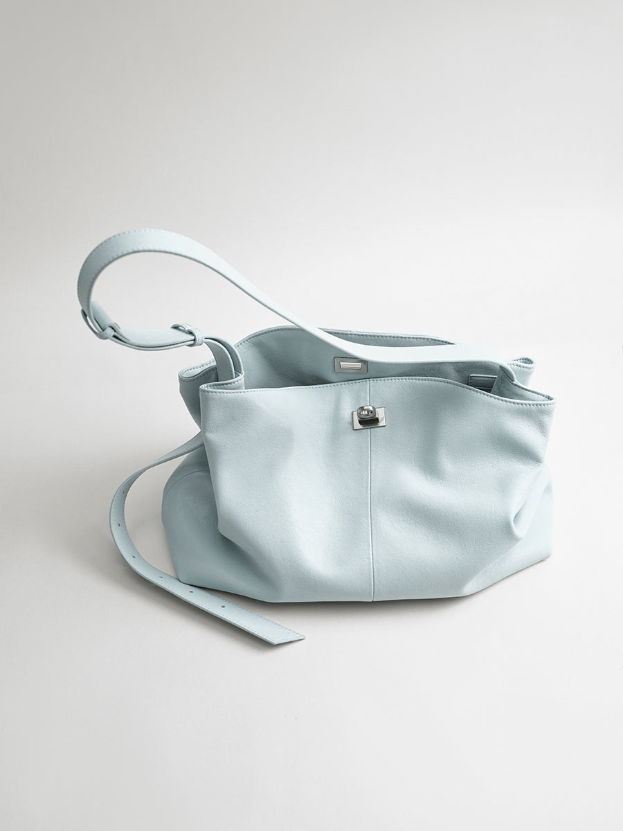 Large-capacity commuter tote bag