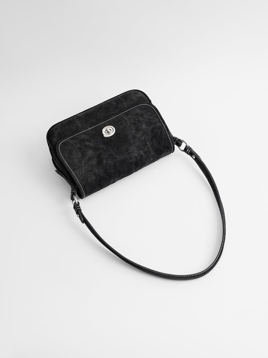 Luxurious and versatile underarm bag