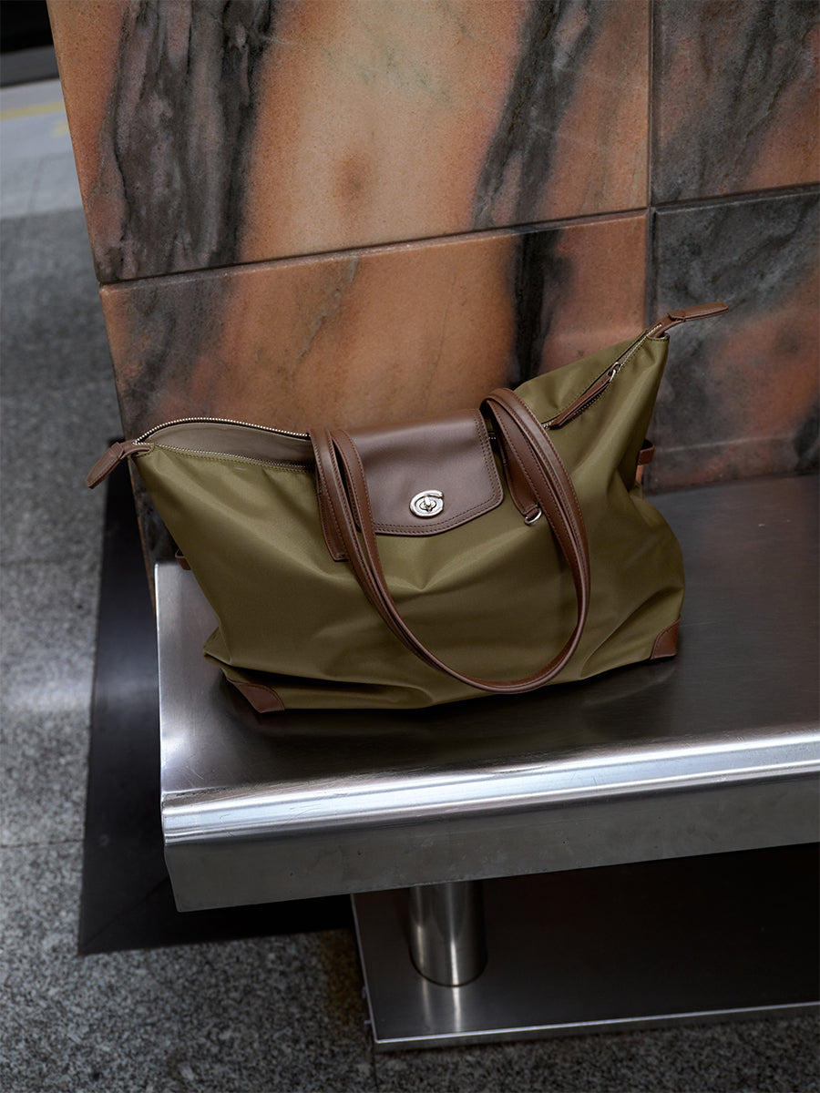 Large-capacity commuter tote bag