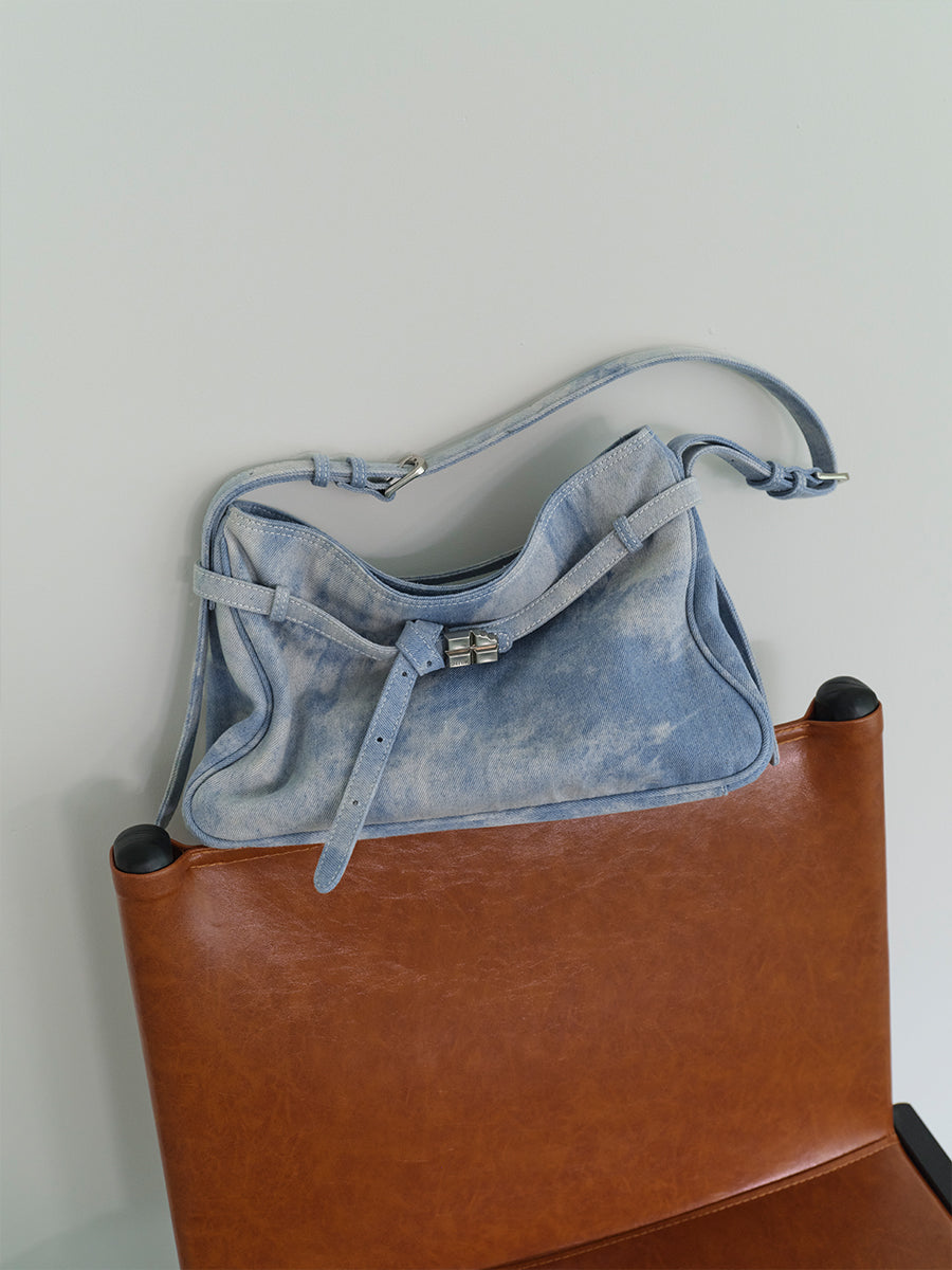 Large-capacity commuter tote bag