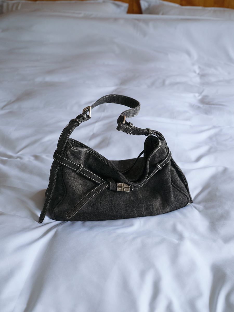 Large-capacity commuter tote bag