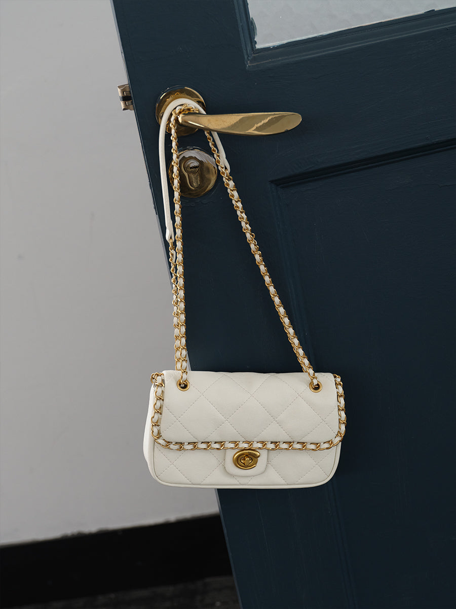 Classic chain bag with a stylish design