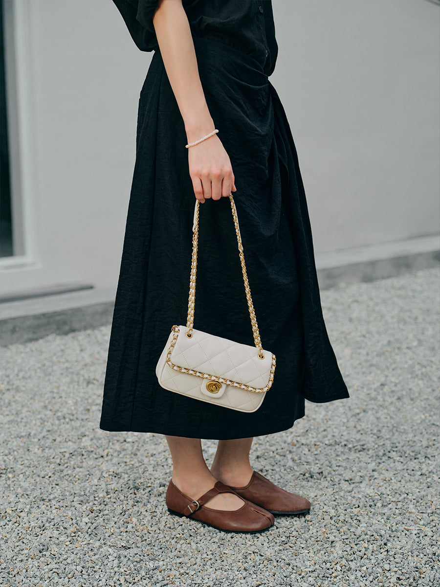 Classic chain bag with a stylish design