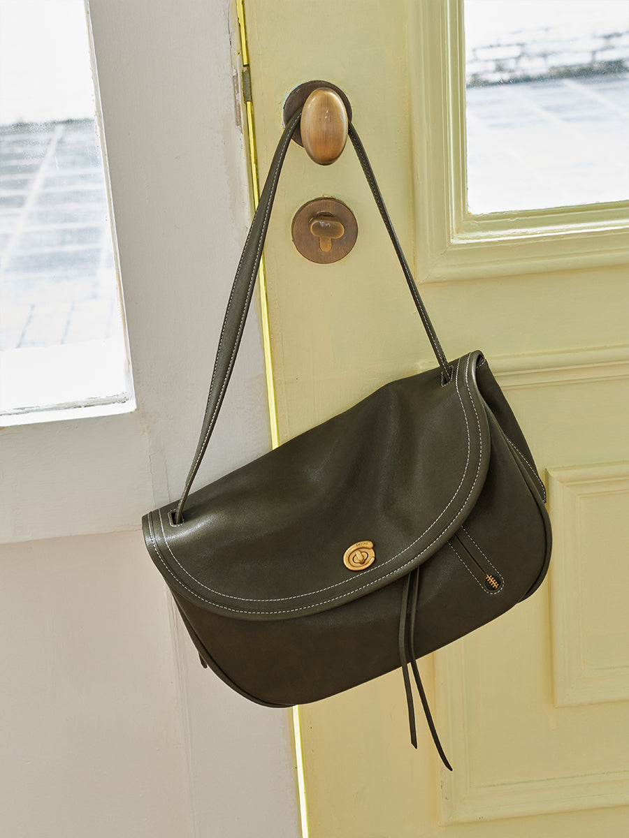 Design-conscious luxury underarm bag