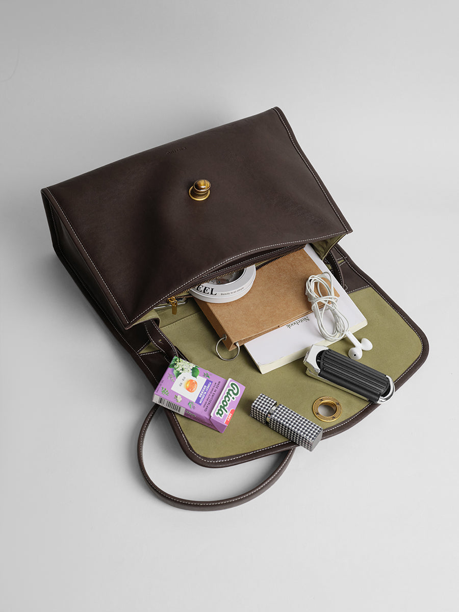 Daily commuting messenger bag