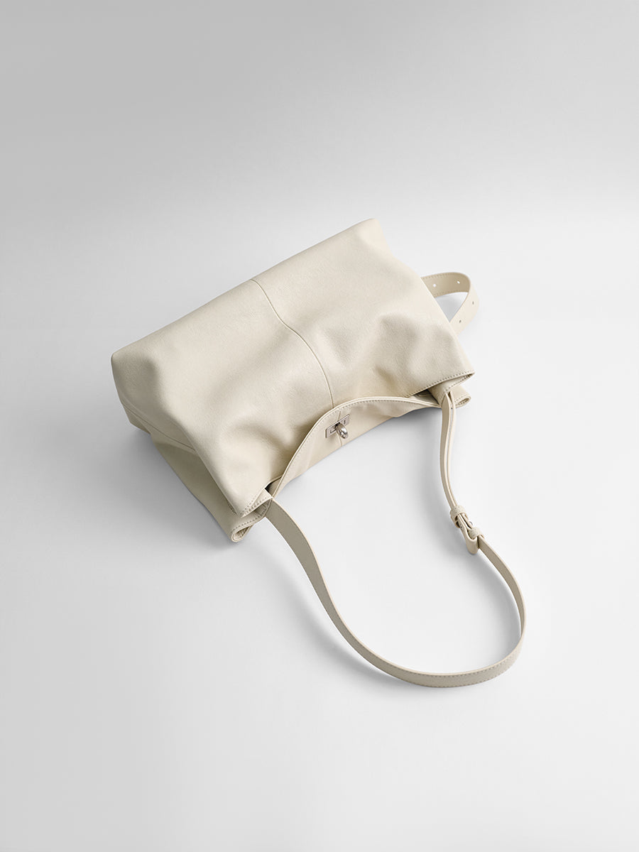Large-capacity commuter tote bag