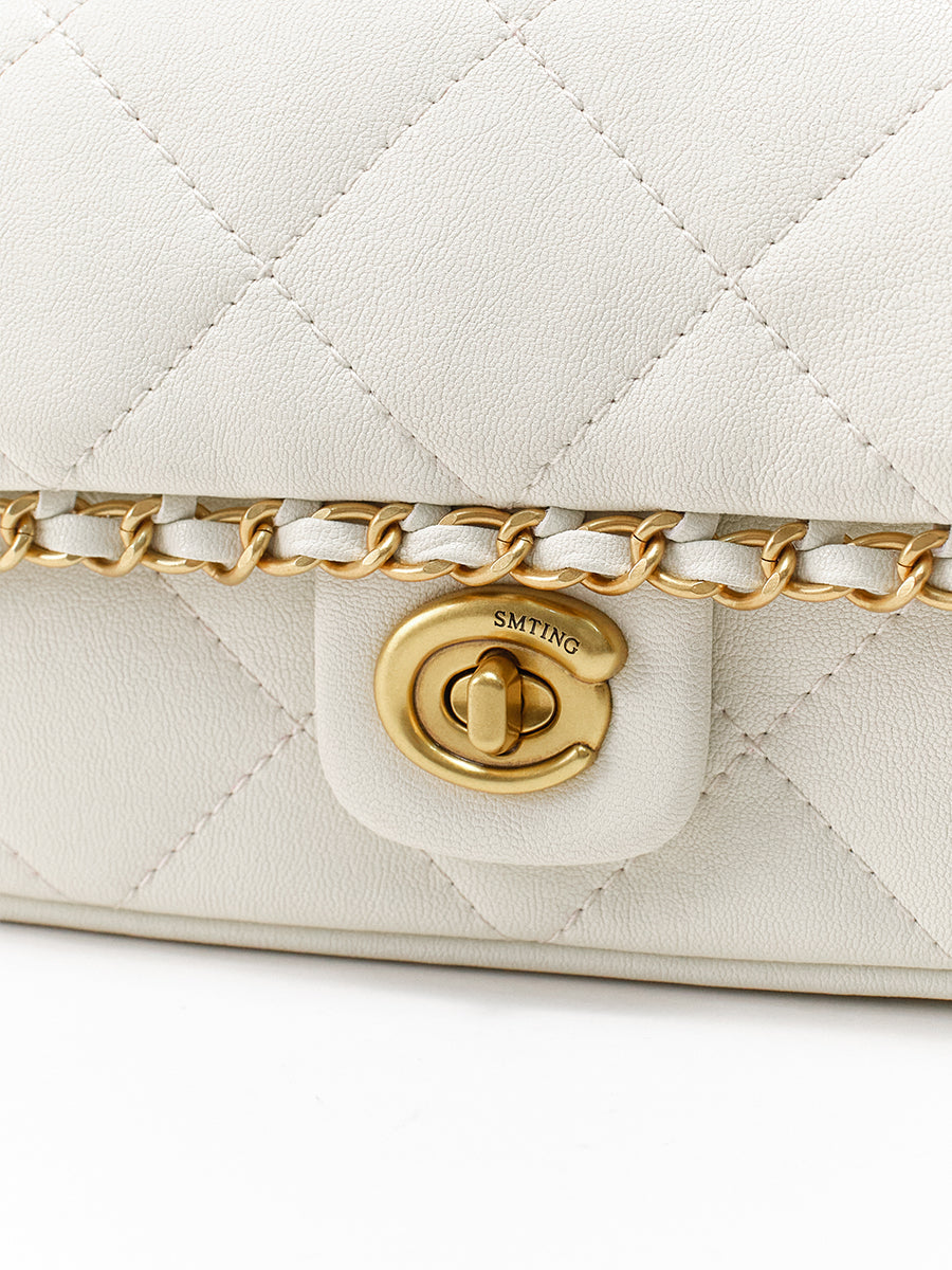 Classic chain bag with a stylish design