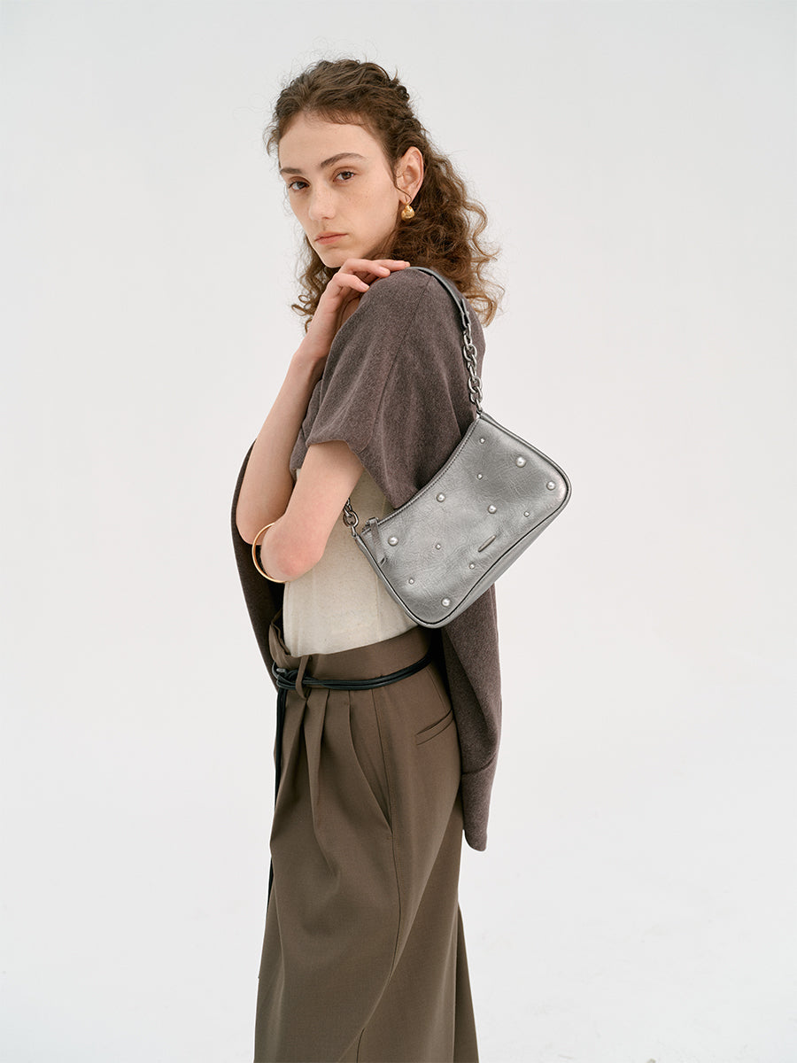 New underarm bag with a sense of desig