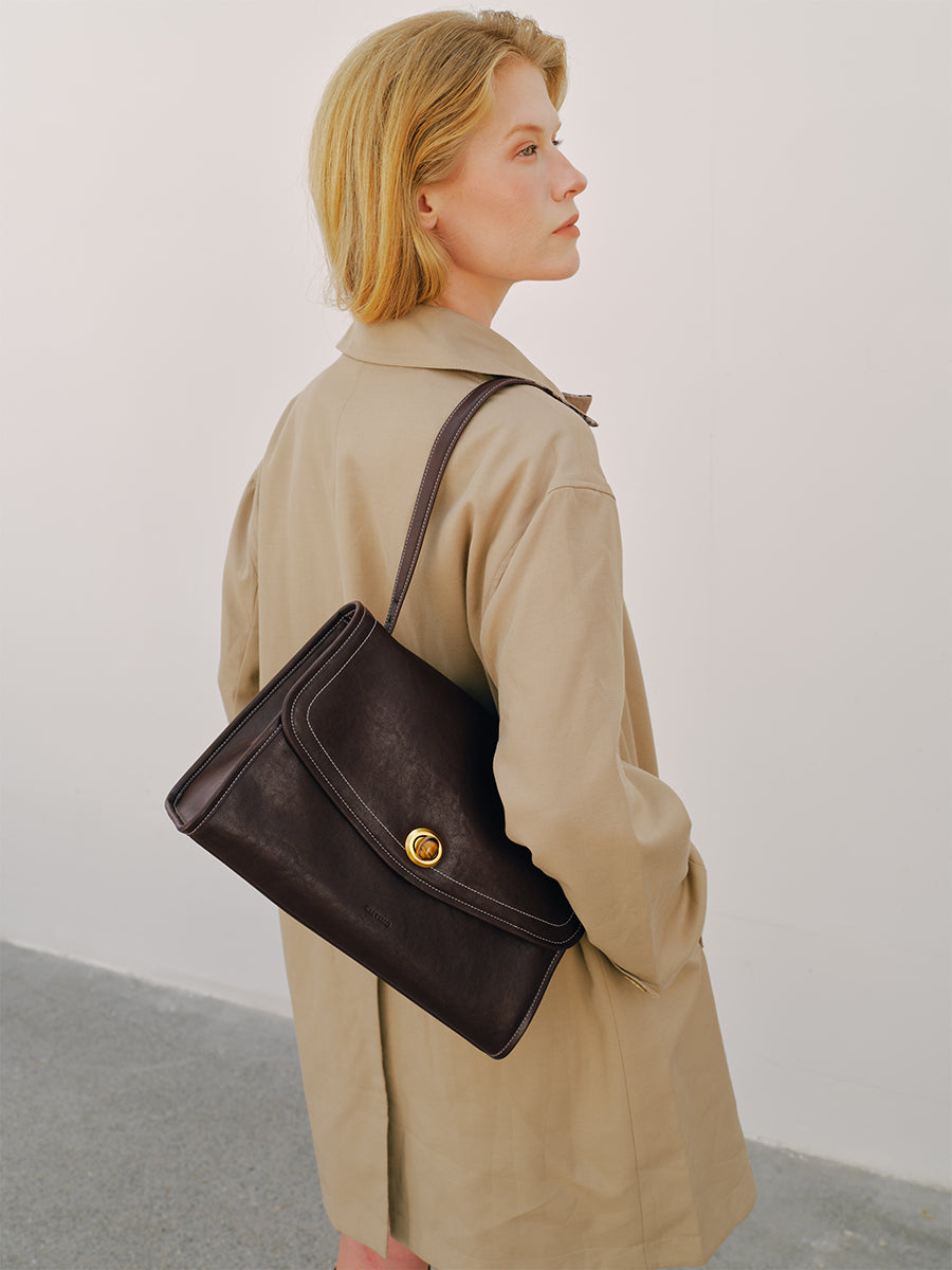 Daily commuting messenger bag