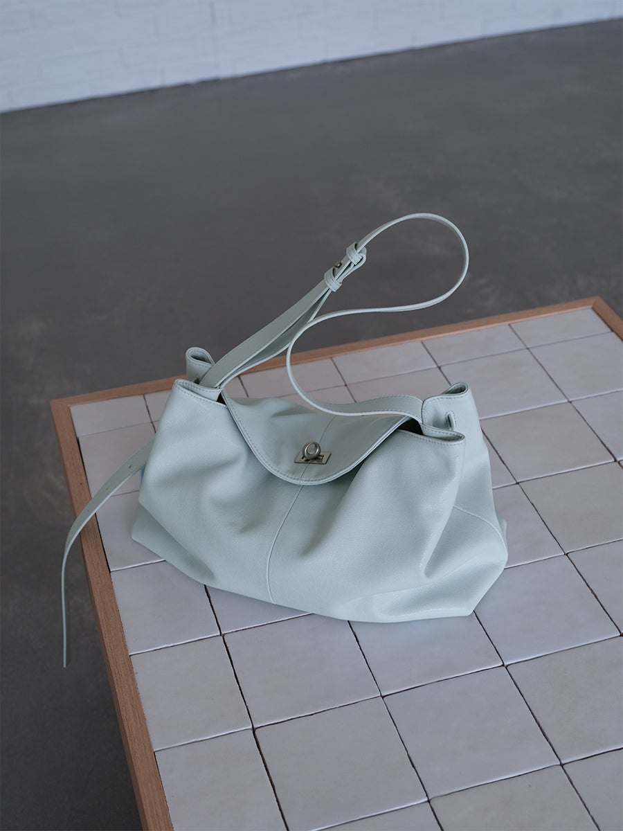 Large-capacity commuter tote bag