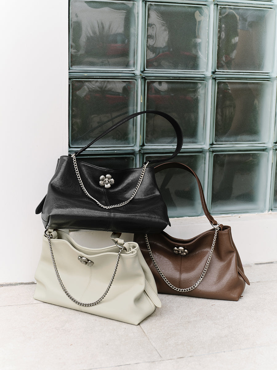 Large-capacity commuter tote bag