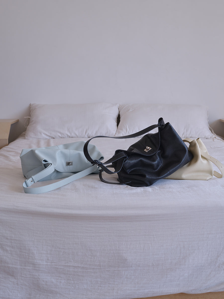 Large-capacity commuter tote bag