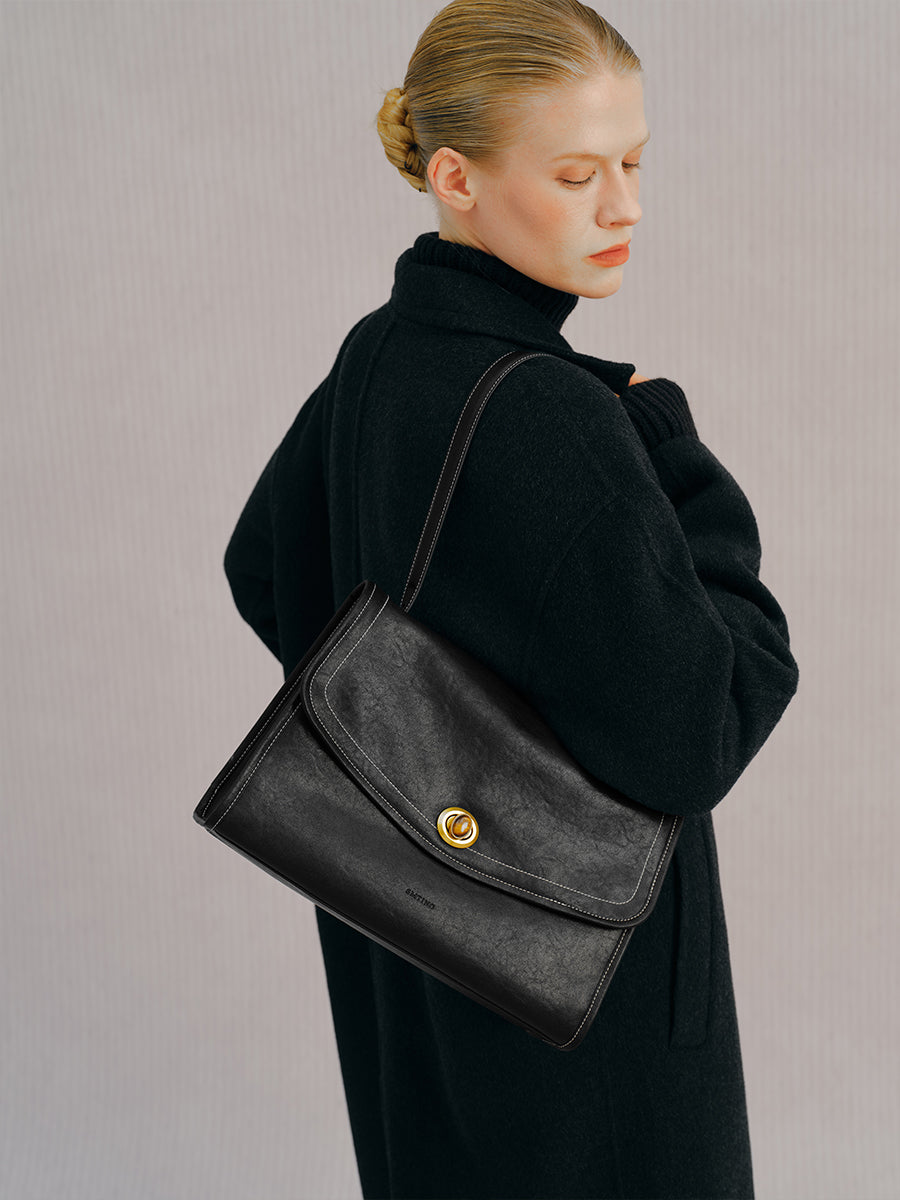 Daily commuting messenger bag