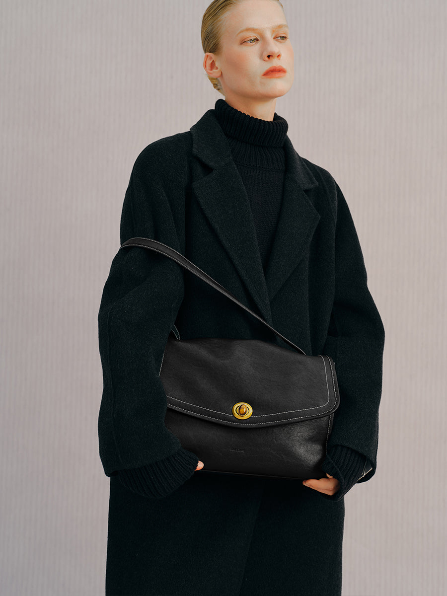 Daily commuting messenger bag